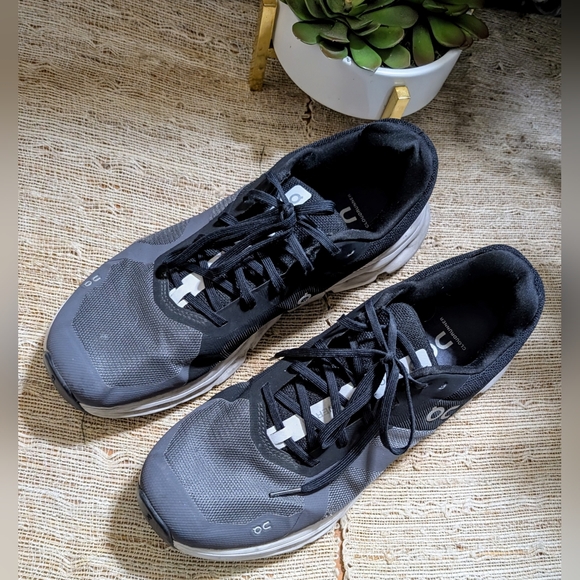 ON Coud runner wide eclipse frost - Picture 2 of 4